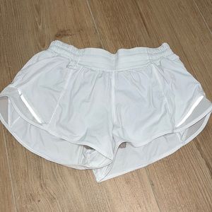 “White” Hotty Hot Lululemon Low-Rise Lined Short 2.5”